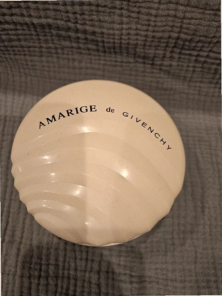 Givenchy Amarige Perfumed Velvet Cloud Body Powder 5 oz Beige Women Vintage